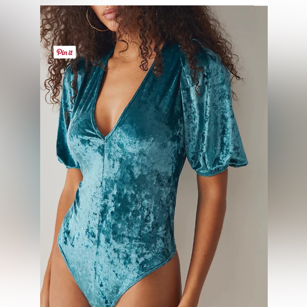 Don't You Wish Velvet Plunging V-Neck Short Puffed Sleeve Bodysuit NWT size S